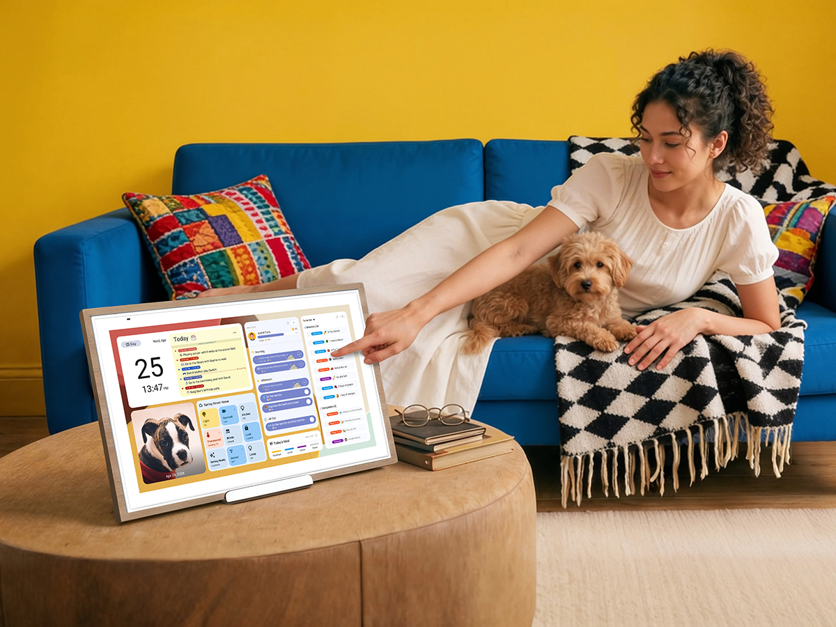 Mom relaxing on the sofa and organizing daily tasks and appointments with an Apolosign digital calendar