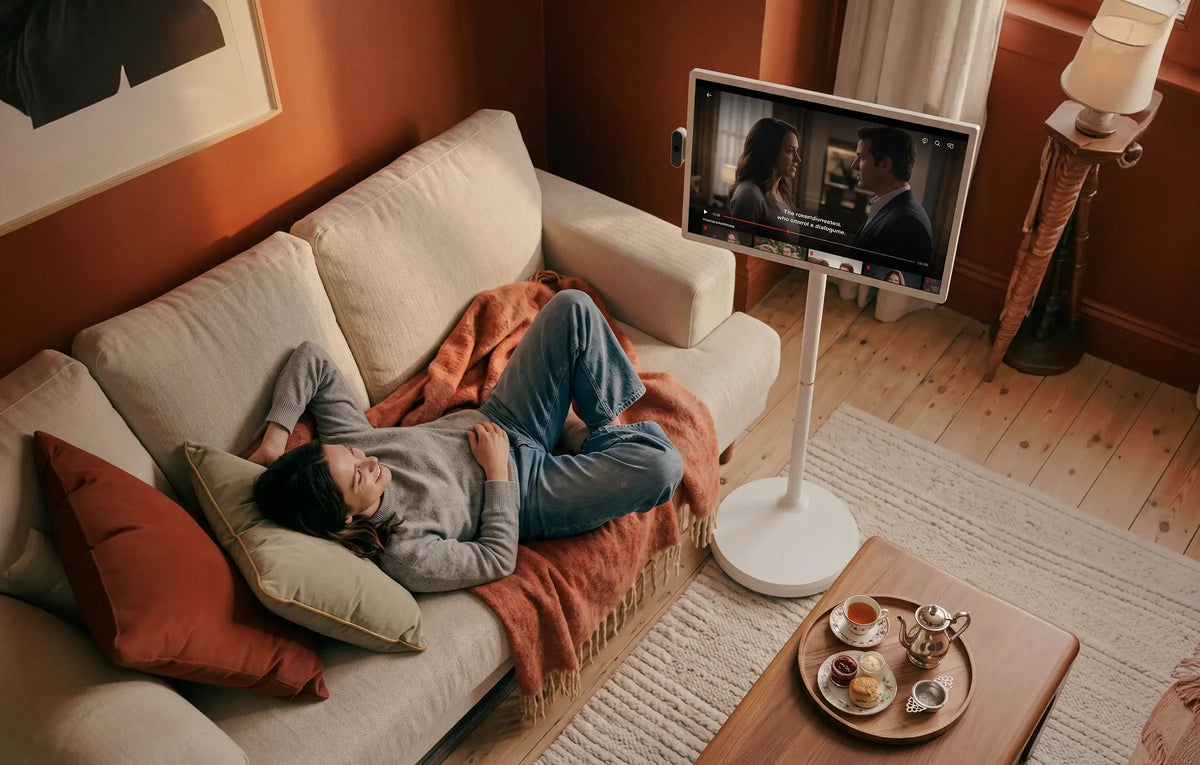 Movable Apolosign portable smart TV, Android OS with built‑in battery for casual movie watching